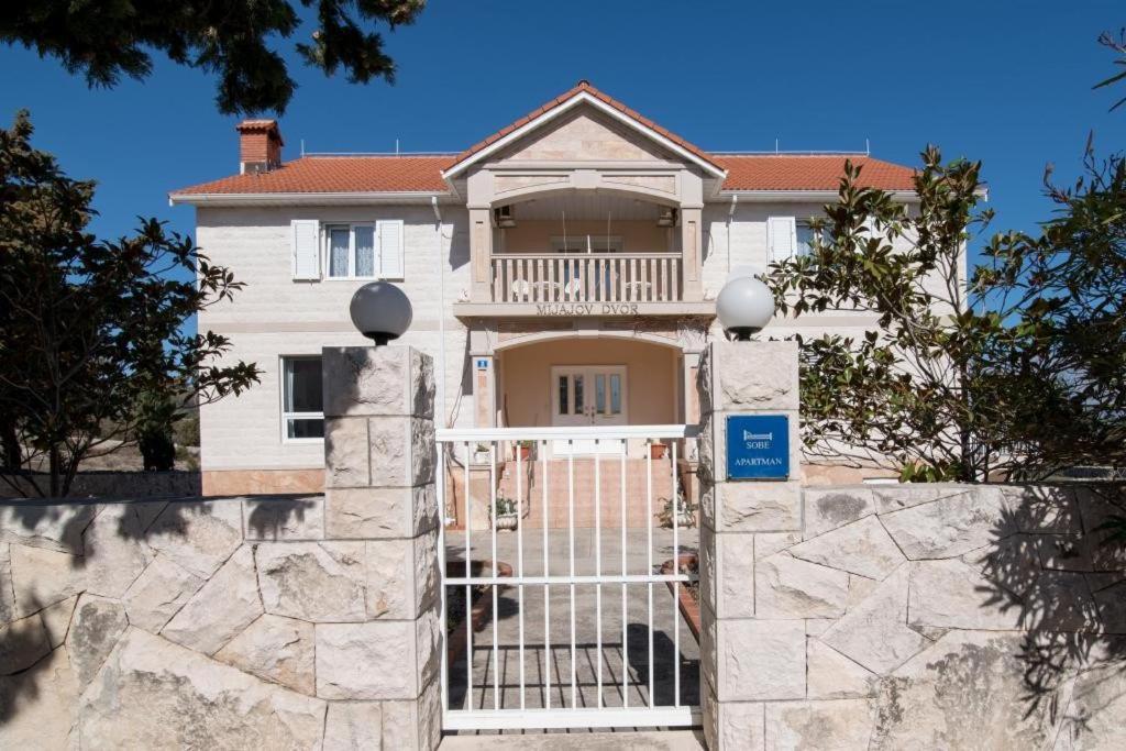 Apartments Mijajov Dvor Sumartin Habitación foto